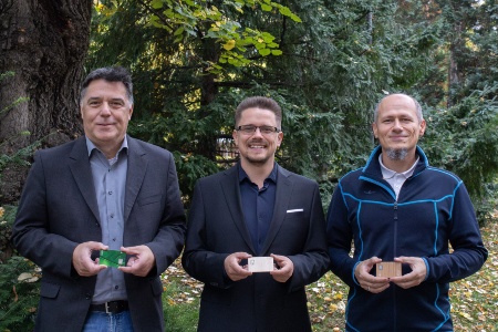 Benno Flecker, Patrick Friesser und Szabolcs Tompa-Antal aus dem Entwicklungszentrum in Graz mit SECORA™ Pay Green Karten aus Holz, Papier und Keramik. Benno Flecker: "Indem wir die Antenne in den Sicherheitschip der Bankomat- oder Kreditkarte integrieren, kann  die Karte am Ende ihres Lebenszyklus erstmals vollständig recycelt werden - das Chipmodul wird aus der Karte herausgebrochen und separat als Elektroschrott entsorgt.  Auch sind alternative Materialien für den Kartenkörper möglich, z.B.  Bankomat- oder Kreditkarten aus Holz, Papier, Keramik aber auch bereits recyceltem Kunststoff." 