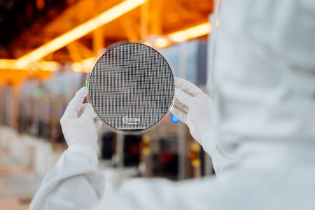 200 mm Siliziumkarbid-Wafer: Mit den SiC-Produkten von Infineon können Kunden energieeffiziente Lösungen für Elektrofahrzeuge, Schnellladestationen und Züge sowie für erneuerbare Energiesysteme und KI-Rechenzentren entwickeln. ©Infineon Austria 