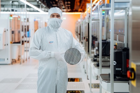 Ein Techniker im Reinraum von Infineon Technologies in Villach, Österreich, hält einen 200 mm Siliziumkarbid-Wafer. ©Infineon Austria