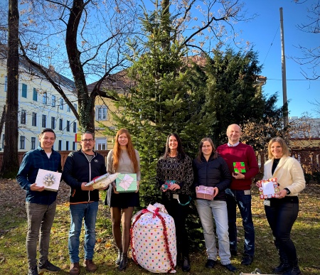 Geschenkübergabe Weihnachtswunschabum Graz, v.l.n.r.: Jürgen Temmer und Manuel Kainz (Regionsleitung Pro Juventute), Elisabeth Neuhold, Sabine Staudinger und Stadlbauer Carina (Infineon Graz) Stefan Rohringer (Country R&D Officer Austria), Sonja Groicher (Infineon Graz)