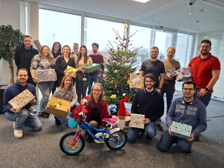 Geschenkübergabe Weihnachtswunschabum Linz, hinten v.l.n.r.: Vertreter der Einrichtung Pro Juventute, Infineon Linz: Martina Ringer,  Jana Eder, Sarah Sautner, Clemens Pfeffer, Andrea Tvrzicka, Alexandros Zoltan Gyoember, Daniel Maier, Bernhard Berger, Alexander Krieger; unten v.l.n.r.: Mathias Zinnoecker und Nina Bader (Infineon Graz), Petra Habenschuss (Pro Juventute), Sven Wassmann und Stefan Seeber (Infineon Linz)