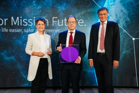 "Ready for Mission Future" -  Infineon Austria-Vorstandsvorsitzende Sabine Herlitschka, Infineon-Vorstandsvorsitzender Reinhard Ploss und Jochen Hanebeck, Mitglied des Infineon Vorstands und COO  (v.l.n.r)