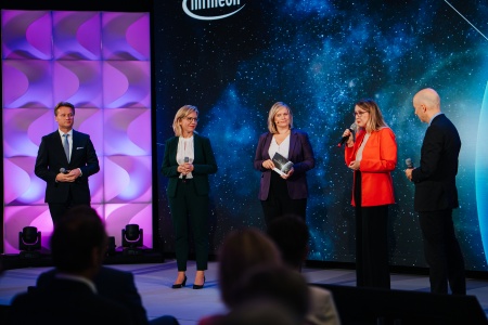 Georg Knill (Präsident der Industriellenvereinigung Österreich), Leonore Gewessler (Bundesministerin für Klimaschutz), Corinna Milborn (Moderation), Margarete Schramböck (Bundesministerin für Digitalisierung und Wirtschaftsstandort) und Martin Kocher (Bundesminister für Arbeit)