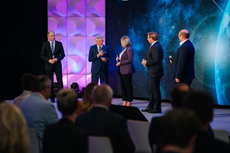 Oliver Heinrich (Finanzvorstand Infineon Austria), Landeshauptmann von Kärnten Peter Kaiser, Corinna Milborn,  Villachs Bürgermeister Günther Albl, Robert Müllneritsch (Infineon Austria Zentralbetriebsrat) 