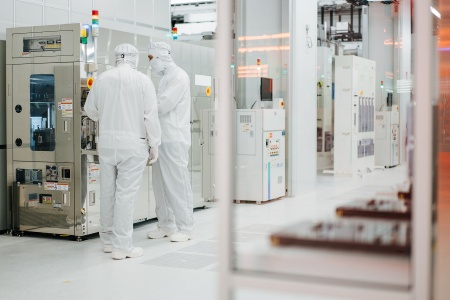 Ein Einblick in den Reinraum der neuen High-Tech Chipfabrik in Villach