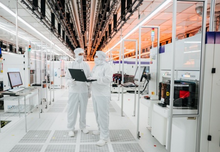 Ein Einblick in den Reinraum der neuen High-Tech Chipfabrik in Villach