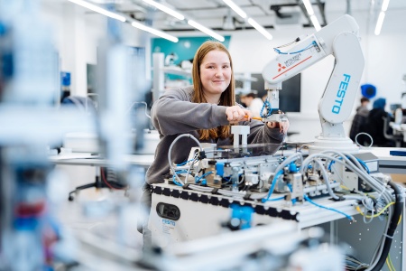 Marie Müller (15 Jahre), Infineon Austria 1. Lehrjahr Elektro- und Metalltechnik: „Ich habe mich für die Doppellehre entschieden, weil ich mich schon seit Langem für Technik interessiere. Ehrlich gesagt hatte ich anfangs etwas Angst vor den Kommentaren, als Frau in einen „Männerberuf“ zu gehen. Mittlerweile finde ich es aber super und kann es nur jeder Frau, die sich vielleicht genauso fühlt wie ich, empfehlen. Folgt eurem Traum. Mir gefällt vor allem die Abwechslung, die man in diesem Beruf hat. Man lernt jeden Tag etwas anderes und die Mischung aus Metalltechnik und Elektrotechnik finde ich wirklich toll.“ ©Infineon Austria 