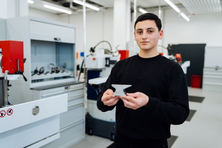 Narek Avetisyan (15 Jahre), Infineon Austria 1. Lehrjahr Elektro- und Metalltechnik: „Ich bin durch das Caritas Lerncafé auf Infineon aufmerksam geworden. Dort bin ich während der Schulzeit zum Lernen hingegangen. Ich freue mich sehr auf die Gemeinschaft und die Zusammenarbeit mit Arbeitskolleginnen und -kollegen. Die Lehre empfehle ich jedem, weil der Beruf in der Technik Zukunft hat und einen sicheren Arbeitsplatz bietet.“ ©Infineon Austria