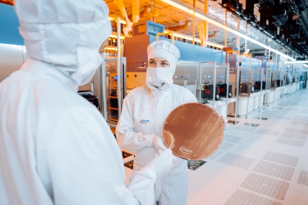 Infineon Mitarbeiterinnen mit dem dünnsten Silizium-Power-Wafer der Welt in der Innovationsfabrik Villach