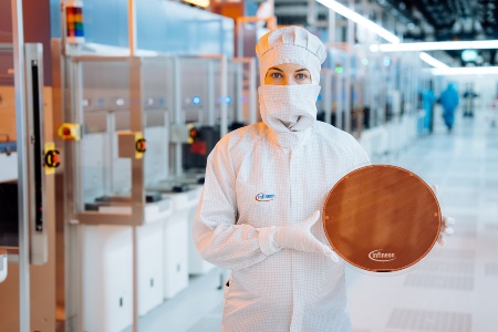 Infineon Mitarbeiterin mit dem dünnsten Silizium-Power-Wafer der Welt in der Innovationsfabrik Villach