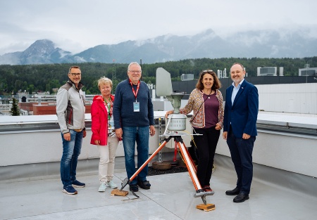 Installation der Pollenmessstation am Infineon Forschungsgebäude v.l.n.r. Rene Laggner (Infineon Gebäudemanagement), Koll Herta mit Helmut Zwander und Susanne Aigner vom Pollenwarndienst Kärnten sowie Ernst Katzmaier (Infineon Projektleiter).  ©Infineon Austria 