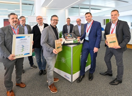 Presentation of the CSR certificate 2023 and award for 10 years of partnership. From left to right: Fabio Papini (AfB branch manager Klagenfurt), Walter Nirschl (Global Head Infineon IT-Services GmbH), Hansjörg Sonnleitner (Managing Director Infineon IT-Services GmbH), Jörg Eisenschmied (CFO Infineon Technologies Austria AG), Arno Forelli (Senior Manager Infineon IT-Services GmbH), Robert Müllneritsch (Central Works Council Infineon Austria and AfB Advisory Board), Daniel Büchle (Managing Director AfB Germany), Gernot Hochfellner (Managing Director AfB Austria) ©Infineon Austria