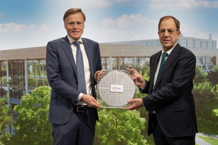 Jochen Hanebeck (Mitglied des Vorstands und Chief Operations Officer) wird zum 1. April 2022 von Dr. Reinhard Ploss (r.) das Amt des Vorstandsvorsitzenden übernehmen