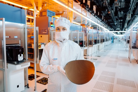 The new ultra-thin wafer technology reinforces Infineon’s Powering AI roadmap enabling power supply for AI server configurations from grid to core in the most energy efficient way.