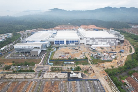 Aerial view of Infineons SiC Power Fab in Kulim: The highly efficient 200-millimeter SiC power fab will strengthen Infineon’s role as the global leader in power semiconductors.