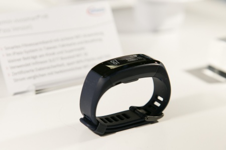 Infineon-Chips sichern die Bezahlfunktion im Fitnessarmband Garmin vivosmart HR.